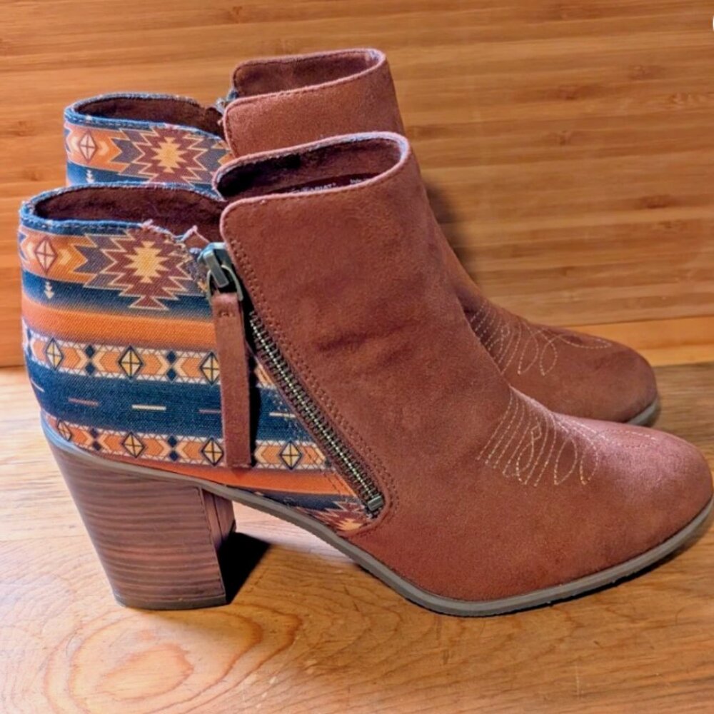 Ariat Unbridled Women’s Kaylee Boot. Southwestern Print Size 9.5